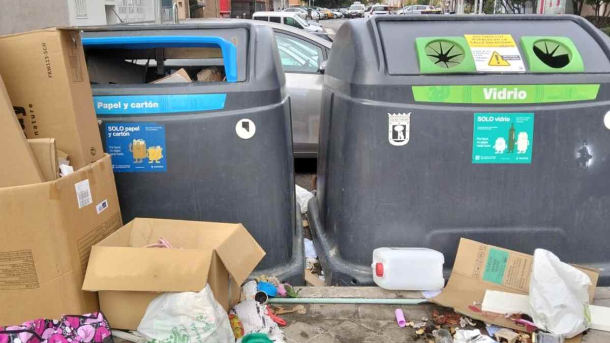 Contenedores de reciclaje y residuos en Madrid relacionados con la tasa de basura pendiente de decisión judicial