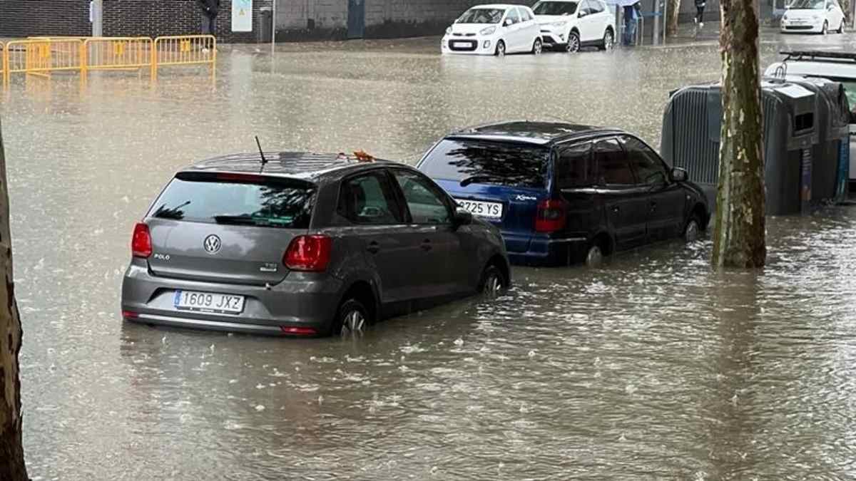 Coches inundados por la lluvia en Madrid tras el paso de la borrasca Marta