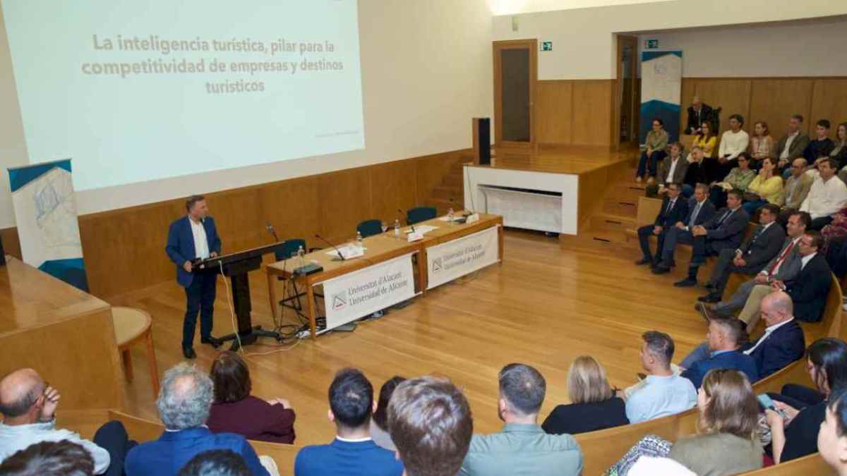Conferencia universitaria con estudiantes en un aula durante una jornada sobre formación y carreras universitarias en España