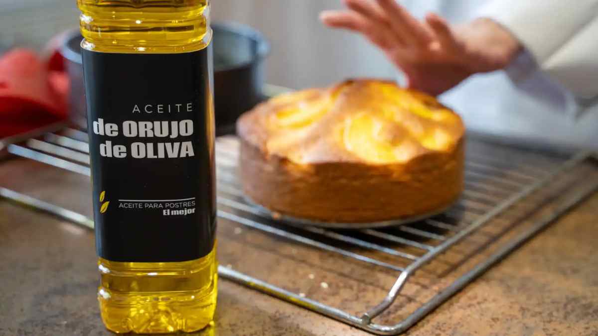 Aceite de orujo de oliva en botella junto a bizcocho casero tras alerta de la OCU por sustancias nocivas
