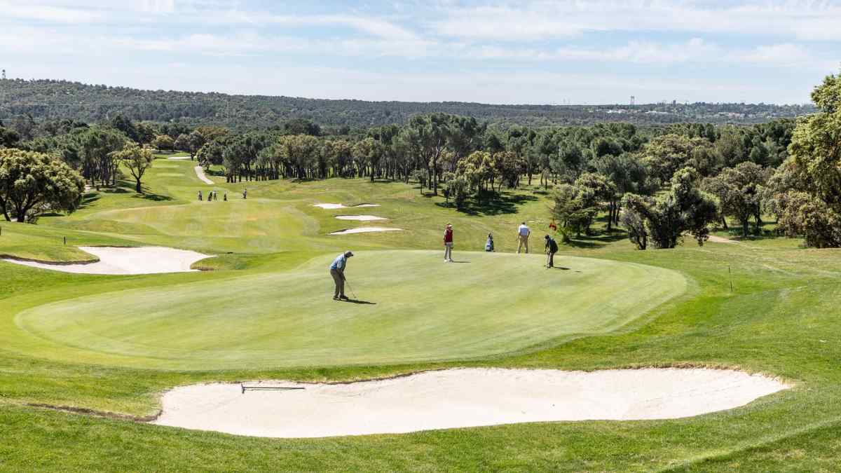 Jugadores practicando en un campo de golf en Madrid, deporte que puede costar entre 15 y 400 euros para empezar en 2026