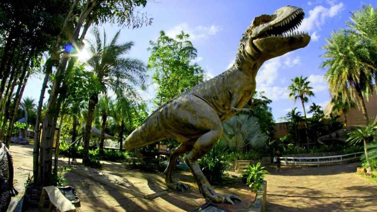 Dinosaurio animatrónico en el parque Dinolandia de San Martín de Valdeiglesias en Madrid