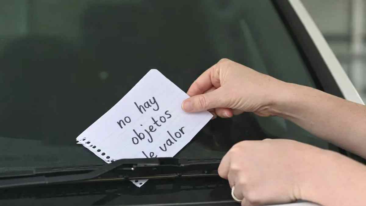 Nota en el coche avisando de que no hay objetos de valor para evitar robos en vehículos