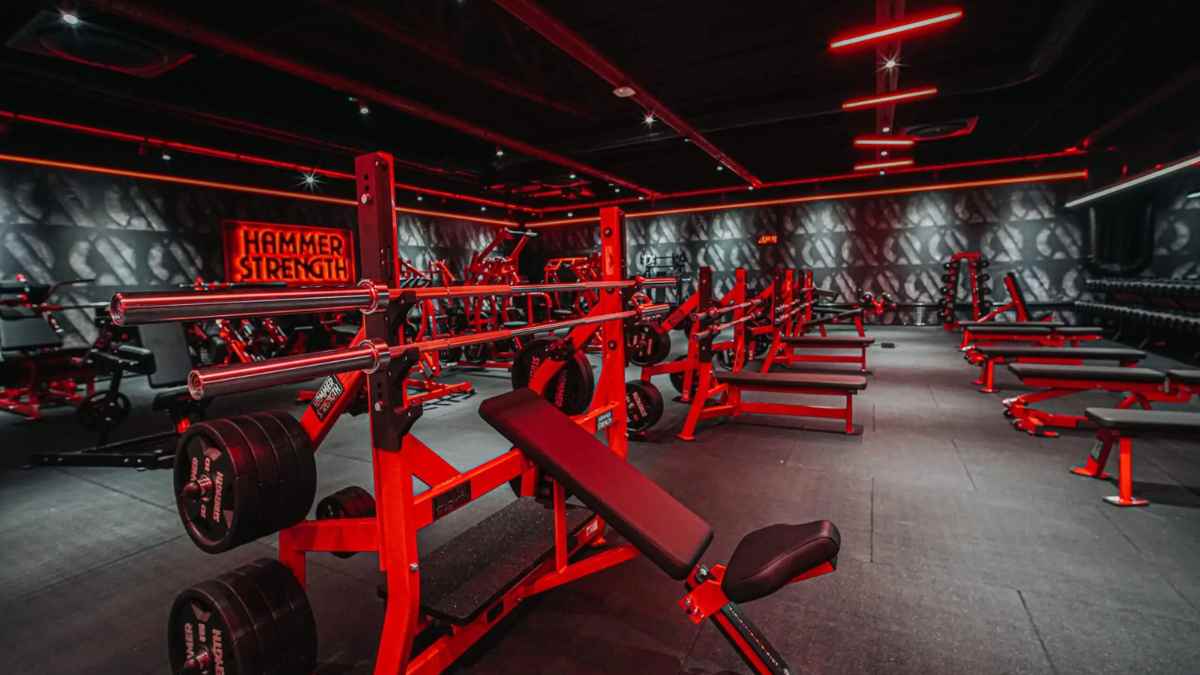 Zona de musculación del gimnasio On Air en Madrid con máquinas Hammer Strength