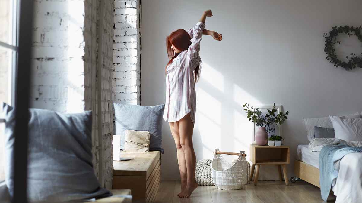 persona estirandose por la mañana en casa para aliviar la tension corporal