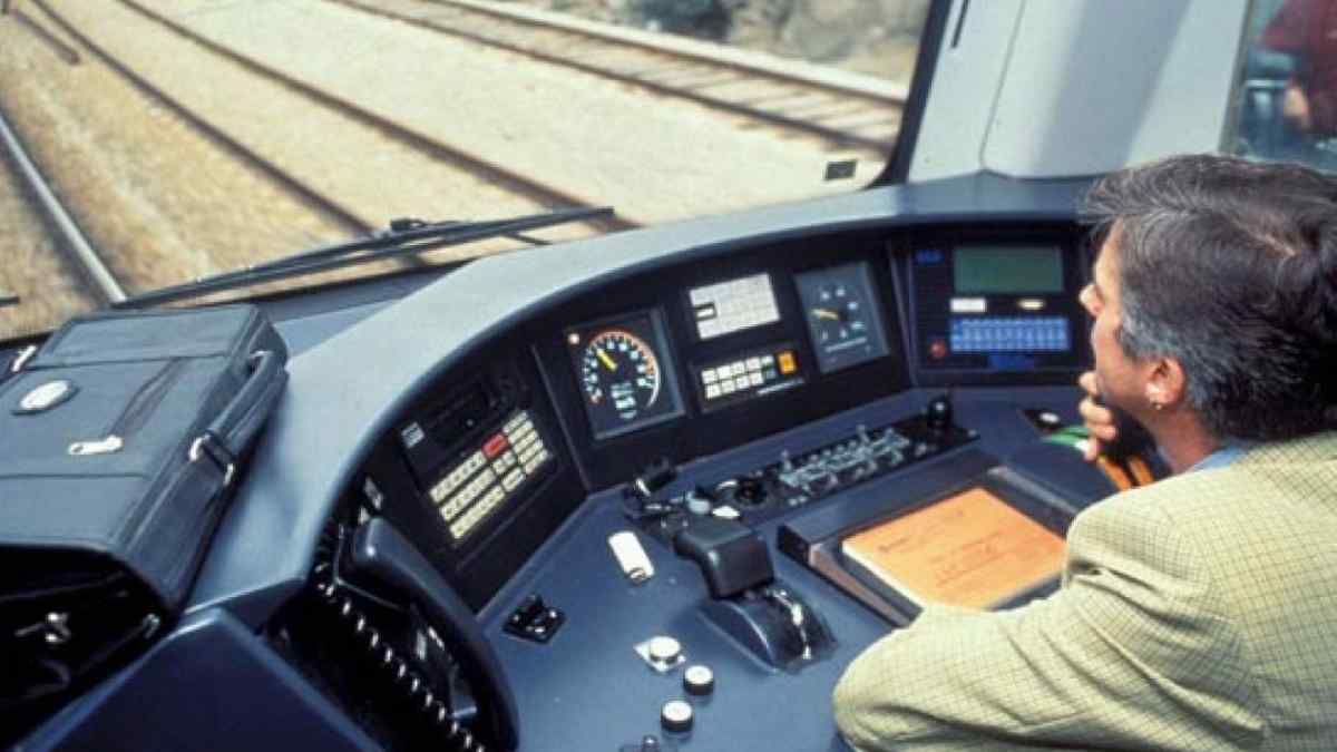 Maquinista conduciendo un tren de Renfe durante una jornada de trabajo tras la oferta de empleo con 550 plazas