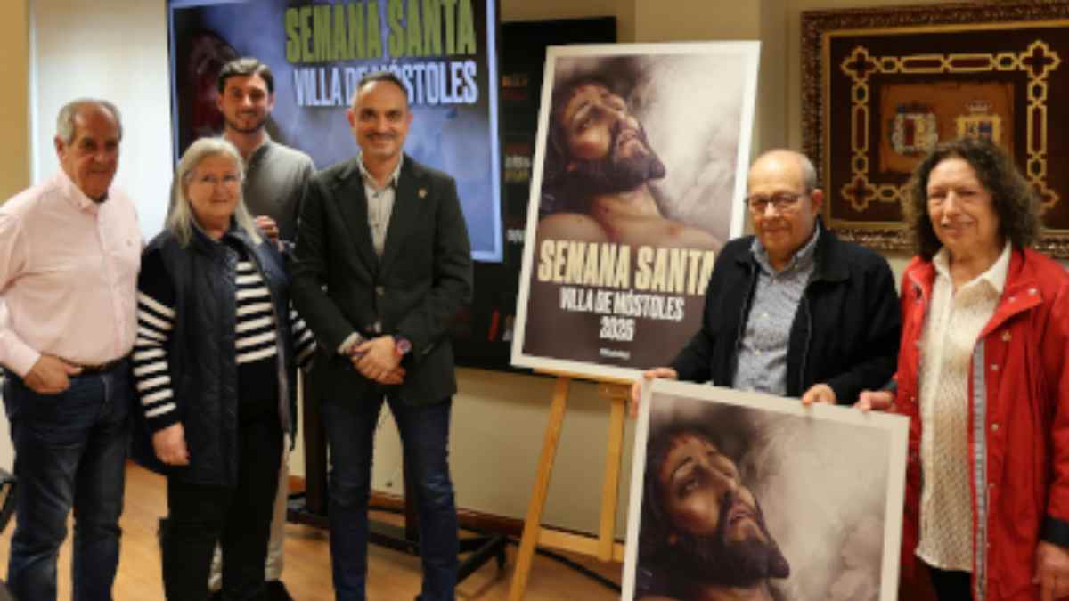 Presentación del cartel de la Semana Santa de Móstoles 2026 con autoridades y organizadores