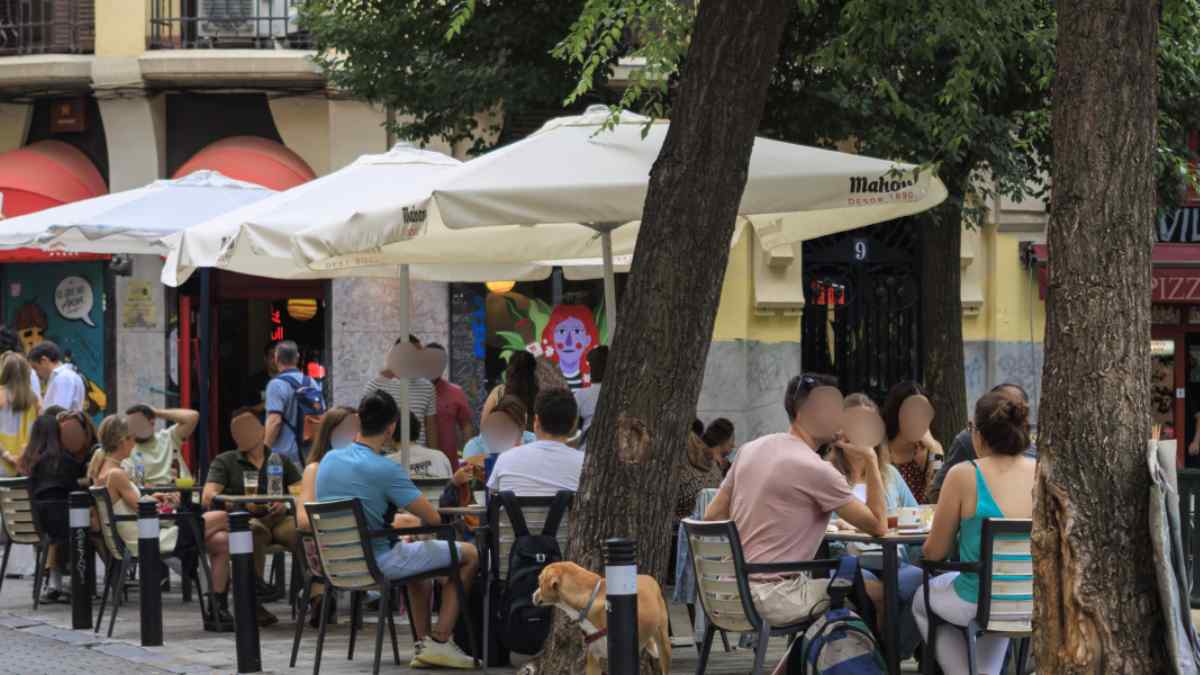 Terrazas de bares ocupando una acera en Madrid, motivo del recurso vecinal admitido por el TSJM por problemas de movilidad