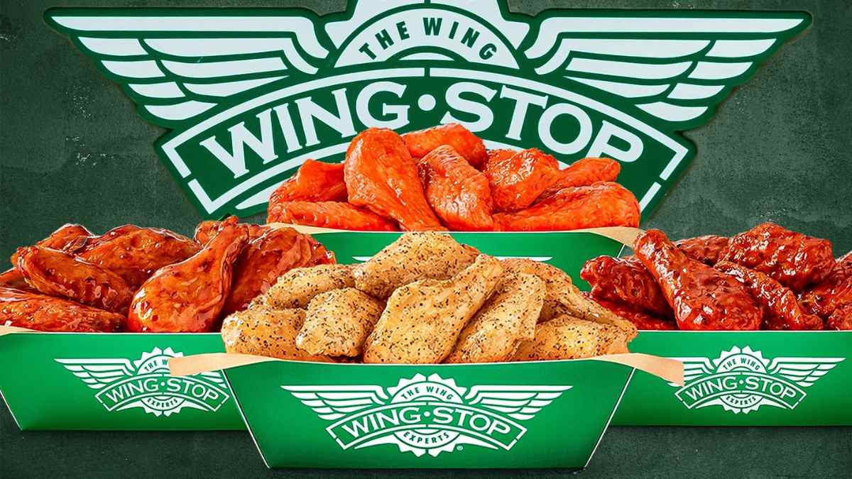 Alitas de pollo de Wingstop presentadas en cajas con el logo de la cadena estadounidense que abrirá su primer restaurante en Madrid