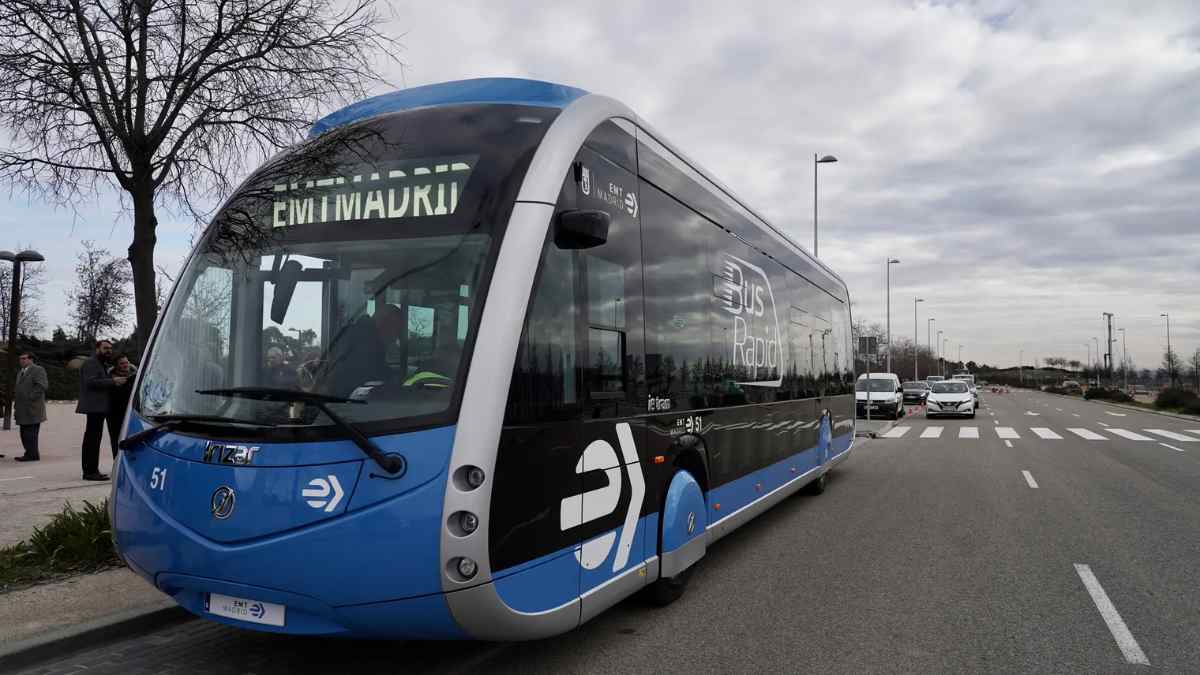 Autobús rápido BRT en Madrid circulando por carril exclusivo en nuevos barrios del sureste