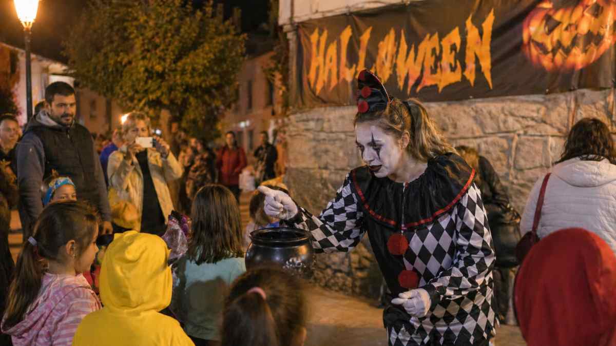 Dependienta disfrazada de arlequín participando en actividades de Halloween durante su baja por tendinitis