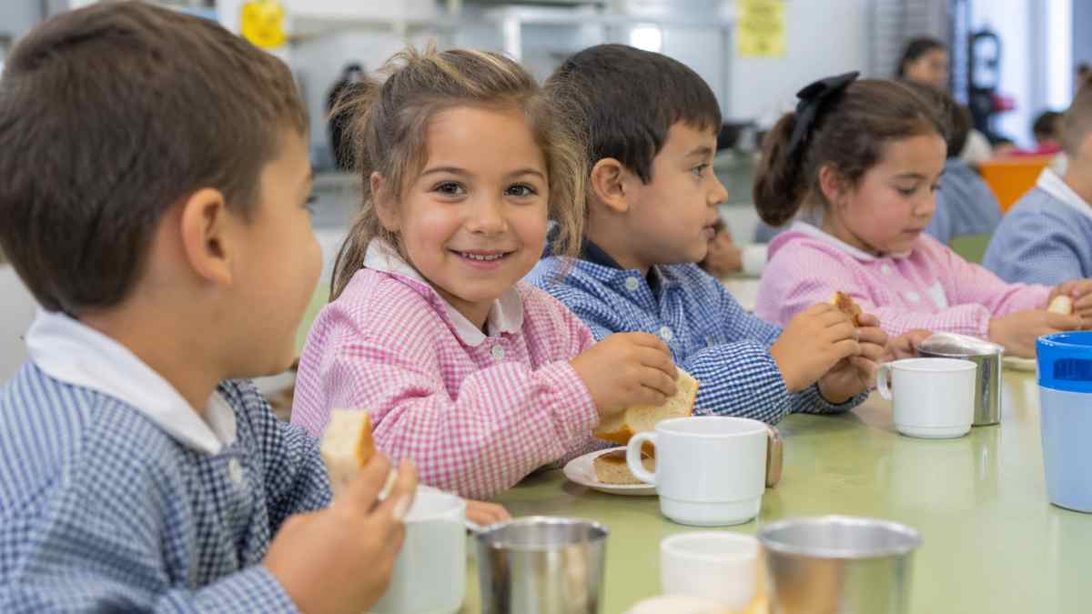 desayunos escolares gratis en Madrid niños comiendo en colegio público ayuda alimentación infantil