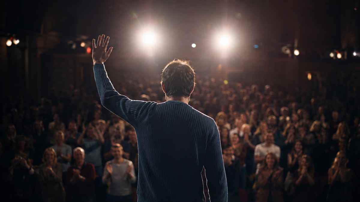 técnico informático en baja por ansiedad aplaudido en escenario tras despido improcedente