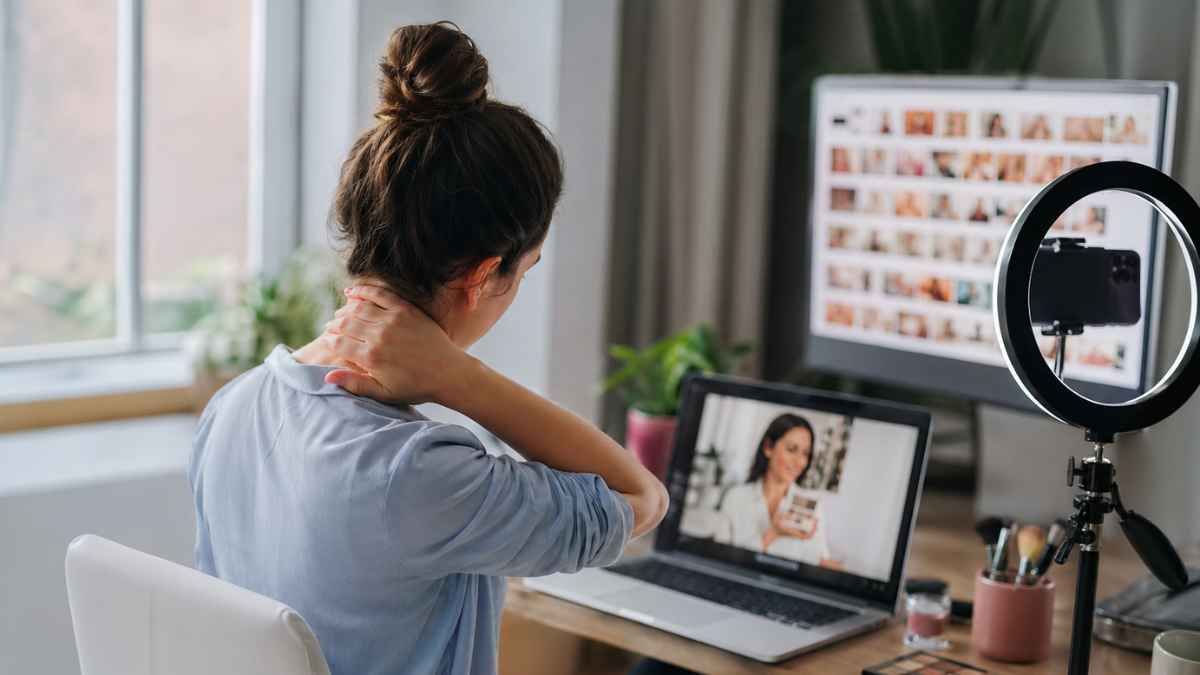 Redactora con dolor cervical trabajando como influencer durante baja laboral desde casa