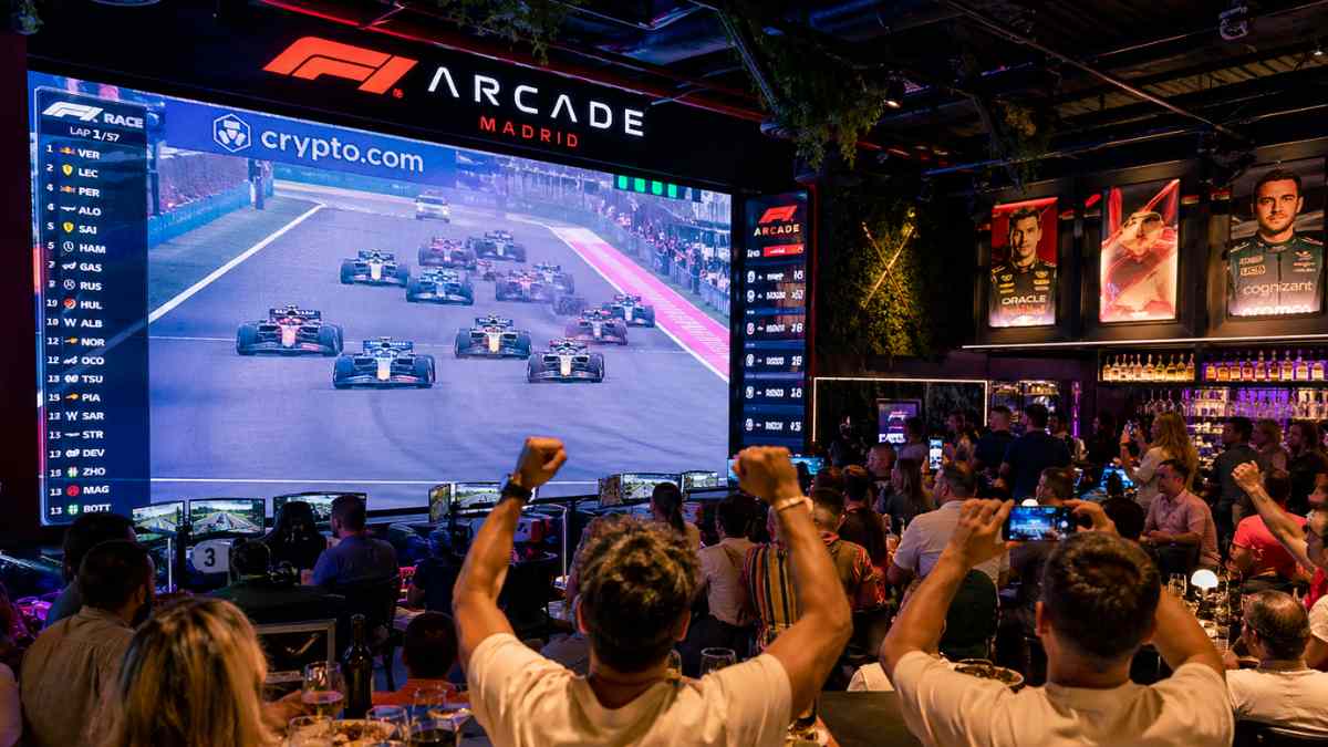 Watch Party en F1 Arcade Madrid con público viendo el GP de Miami en pantallas gigantes