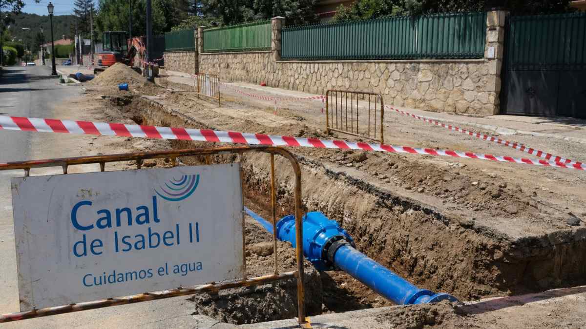 Red de agua potable en obras en Fuente del Fresno con tubería del Canal de Isabel II en San Sebastián de los Reyes