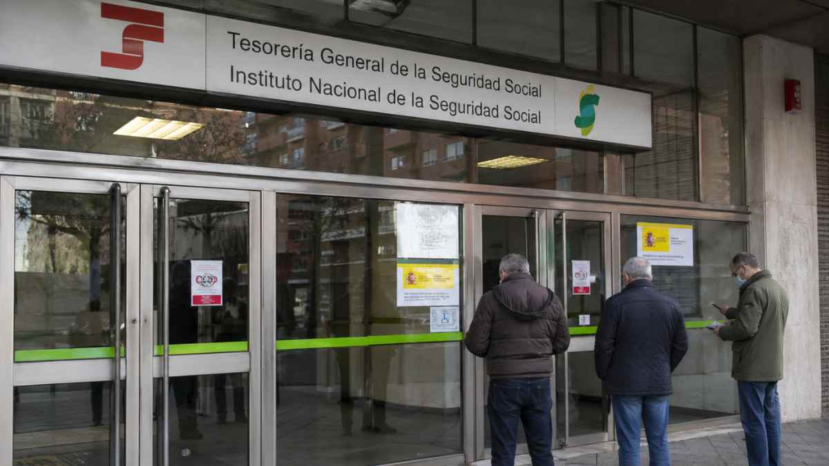Personas en la entrada de la Seguridad Social para tramitar el Ingreso Mínimo Vital con nuevos certificados del INSS