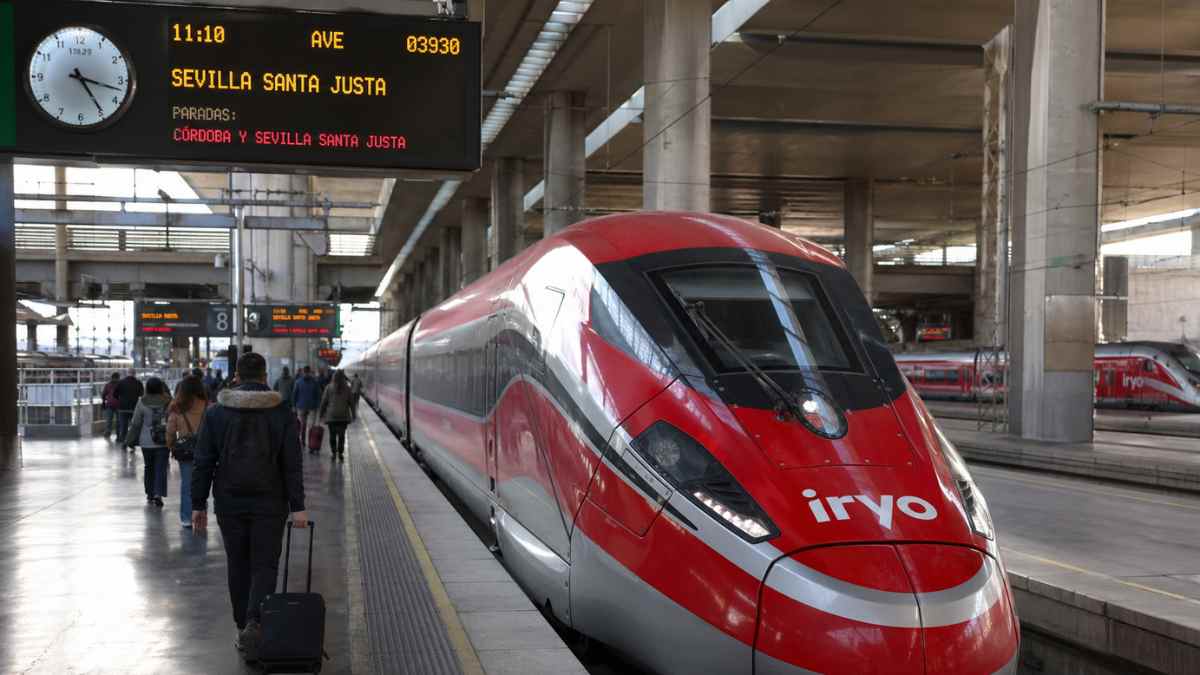 Tren de Iryo en la estación con destino Sevilla desde Madrid con paradas en Ciudad Real y Puertollano