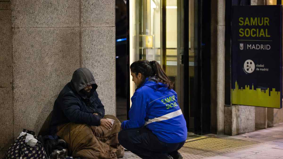 Atención de SAMUR Social a una persona sin hogar durante la Campaña del Frío en Madrid