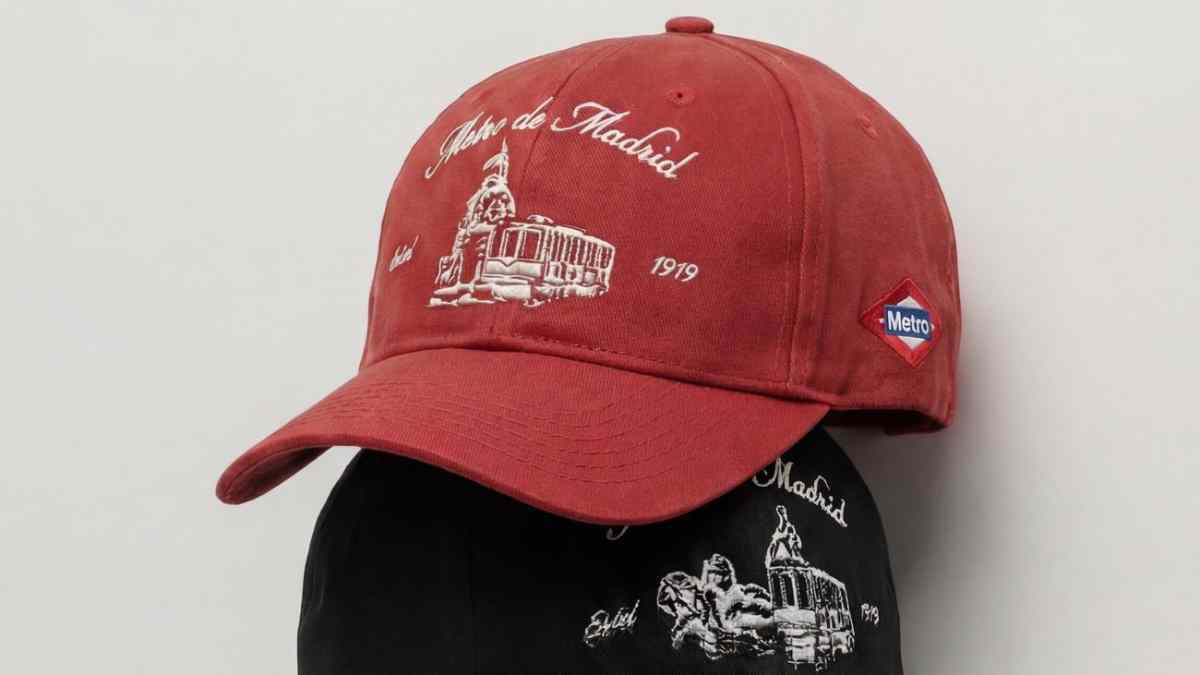 gorra Metro de Madrid roja edición 2 de mayo con iconos de la ciudad y logo oficial