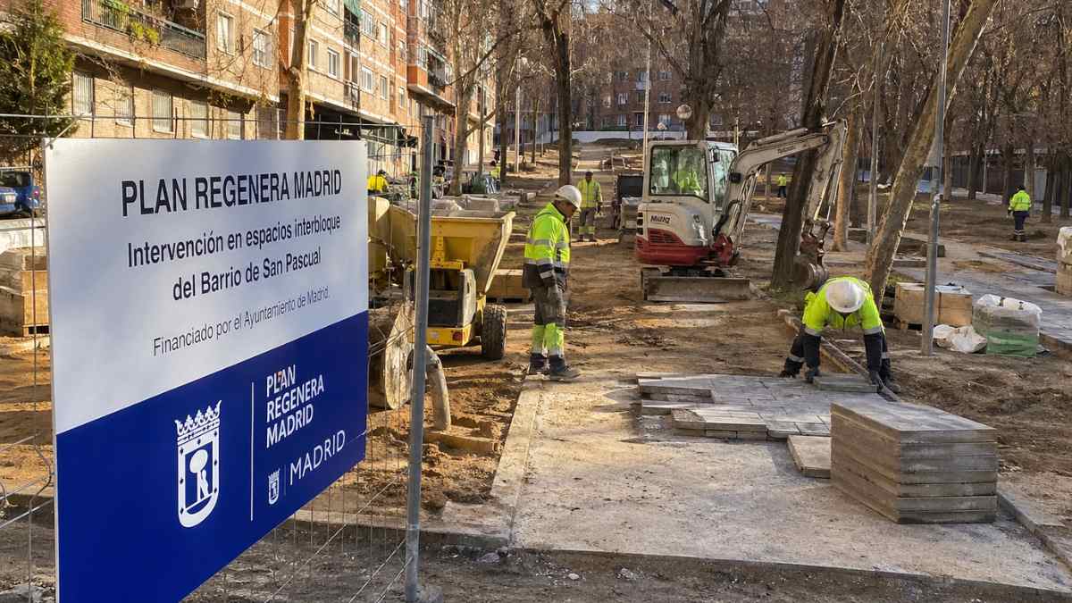 Obras de regeneración urbana en el barrio de San Pascual Madrid con operarios y maquinaria del Plan Regenera