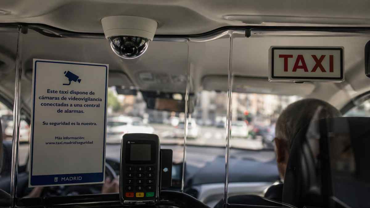 Taxi de Madrid con cámara de seguridad y cartel de videovigilancia para proteger a conductores y pasajeros
