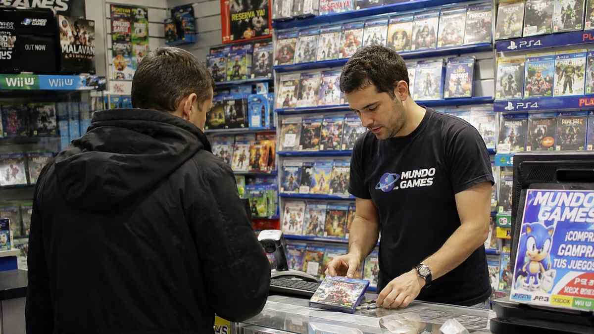 Administrativo de baja por cervicalgia en una tienda de videojuegos durante la investigación de un detective privado