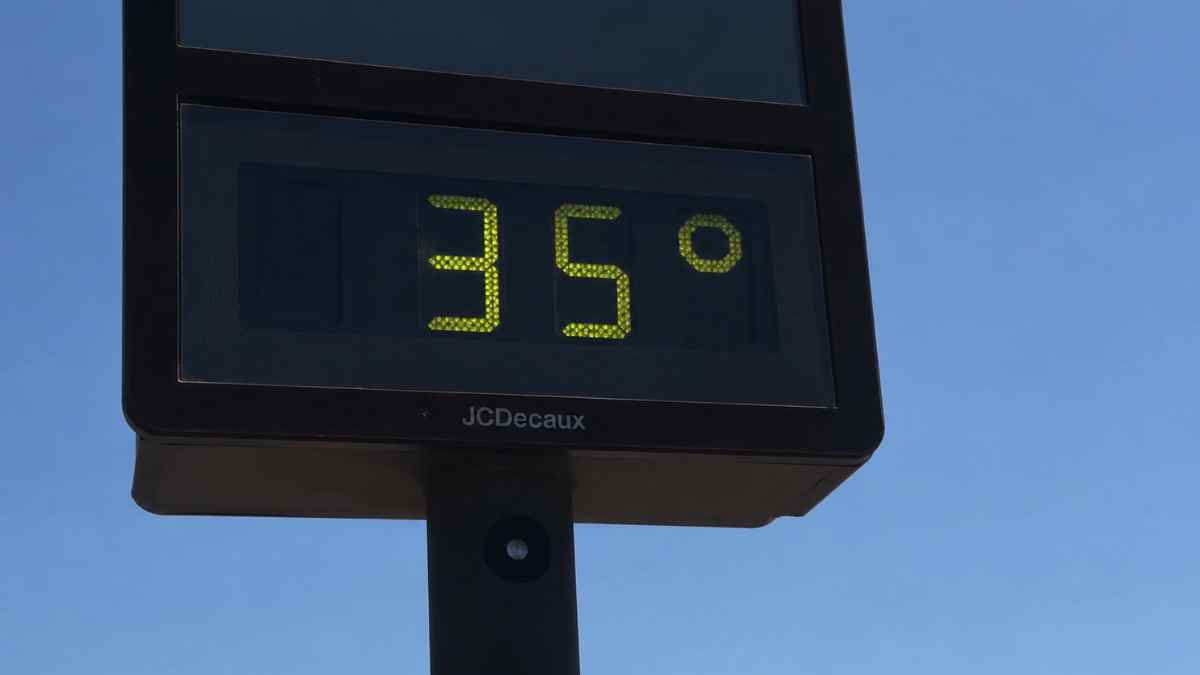 Termómetro de calle marcando 35 grados durante el episodio de calor extremo en Madrid