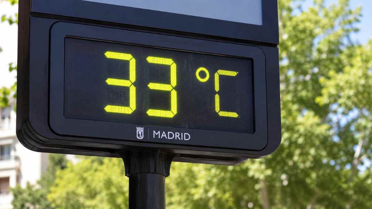 Panel de temperatura en Madrid marcando 33 grados durante el episodio de calor anunciado por la AEMET