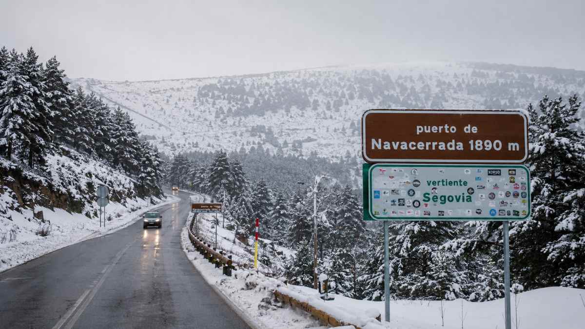 Nieve en el Puerto de Navacerrada durante el puente de San Isidro por la llegada de aire frío a Madrid