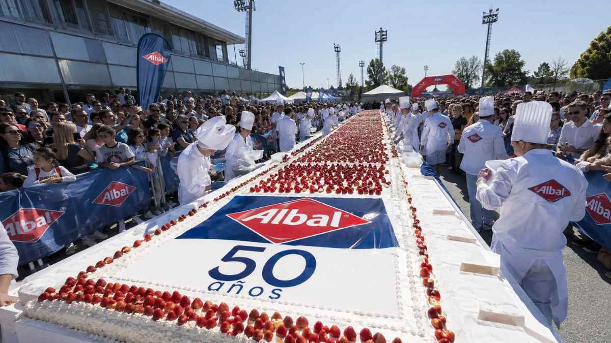 Tarta de 400 metros de Albal por su 50 aniversario en Alcobendas durante el intento de récord mundial