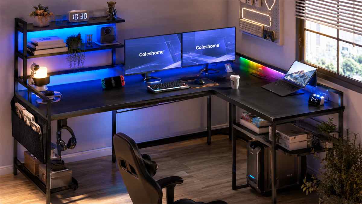 Escritorio gaming en L con luces LED, estanterías y doble monitor para teletrabajo y estudiar en habitaciones pequeñas