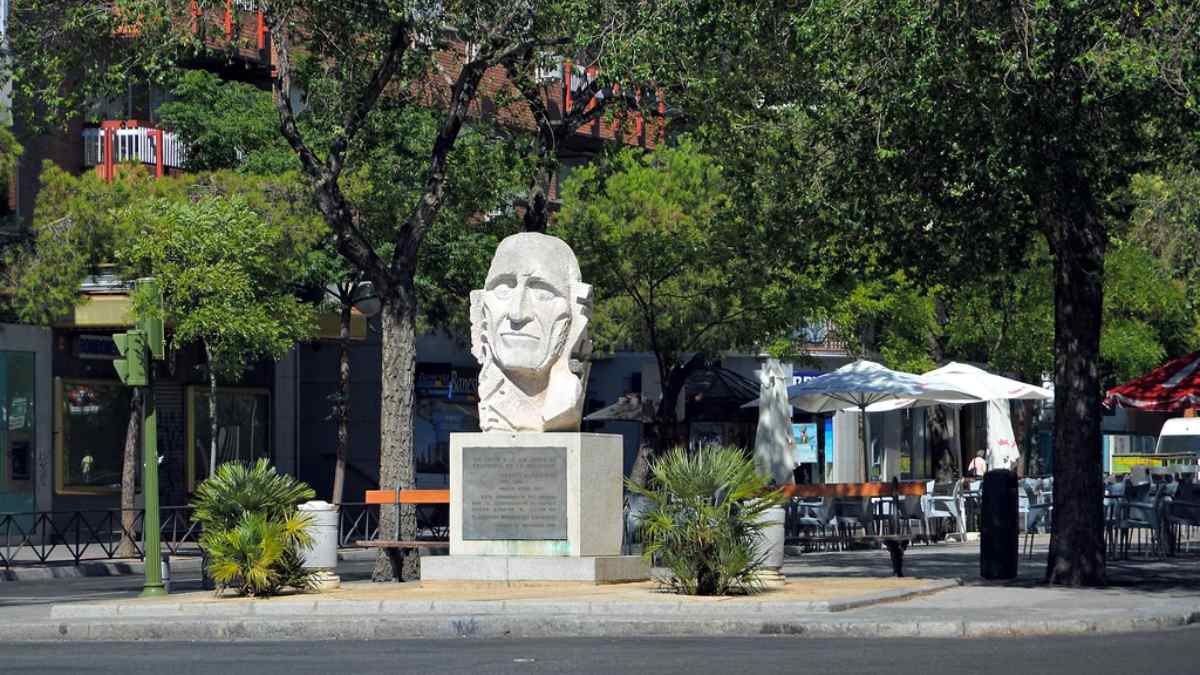 Monumento a Vicente Aleixandre en el bulevar de Reina Victoria tras la reforma del Ayuntamiento de Madrid