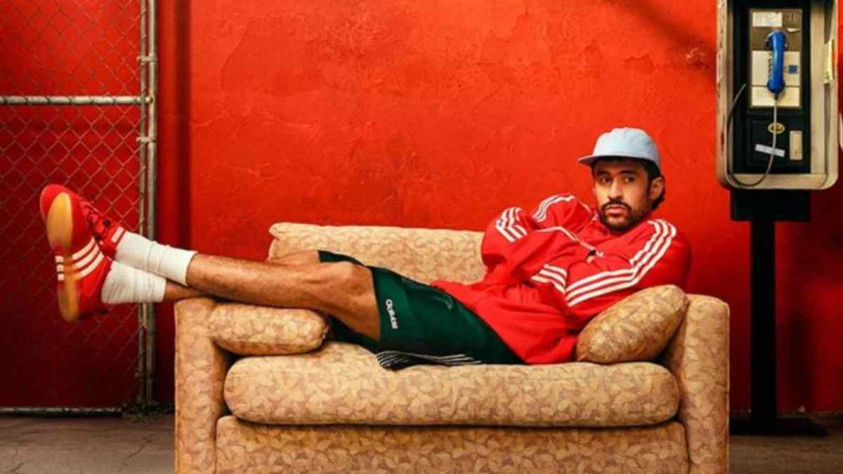 Bad Bunny posando con las adidas Ballerina Vivid Red en la nueva campaña de adidas Originals