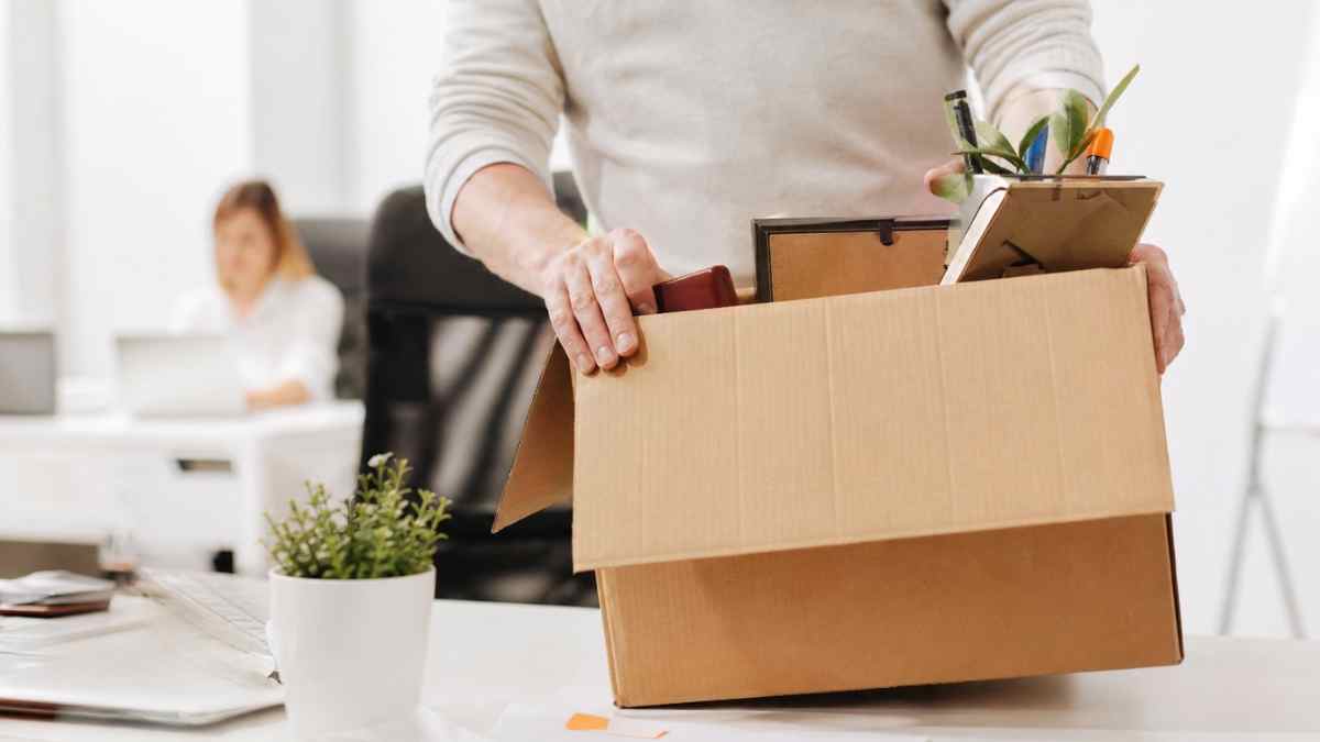 Trabajador recogiendo sus cosas tras despido en periodo de prueba de contrato indefinido
