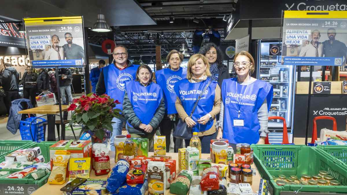 Voluntarios del Banco de Alimentos de Madrid durante una recogida solidaria en un supermercado de la Comunidad de Madrid