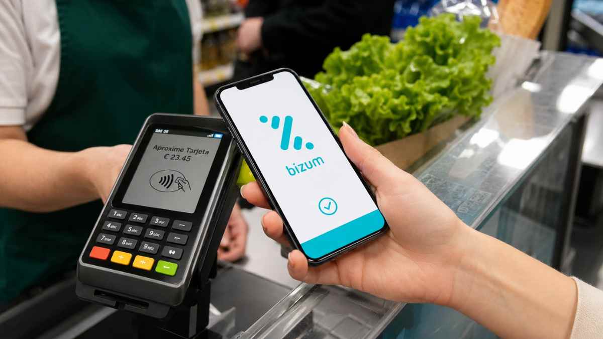 Cliente pagando con Bizum en un supermercado usando el móvil y tecnología NFC en un datáfono