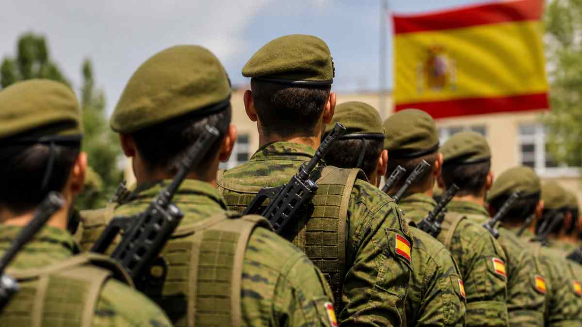 Soldados del Ejército español en formación con bandera de España tras el BOE de plazas de reservista voluntario 2026