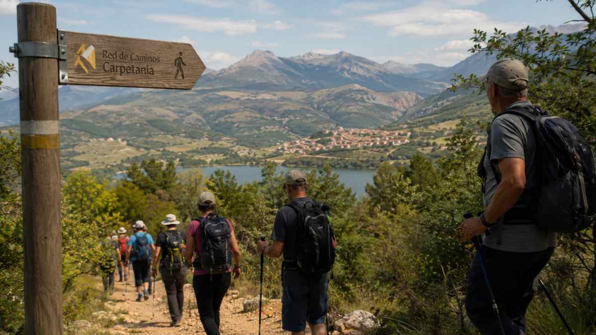Senderistas recorriendo una ruta del Carpetania Walking Festival en la Sierra Norte de Madrid
