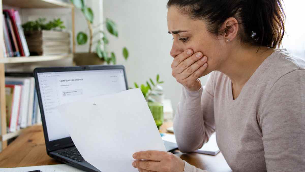 Trabajadora de baja laboral descubre su despido al recibir un certificado de empresa por correo electrónico