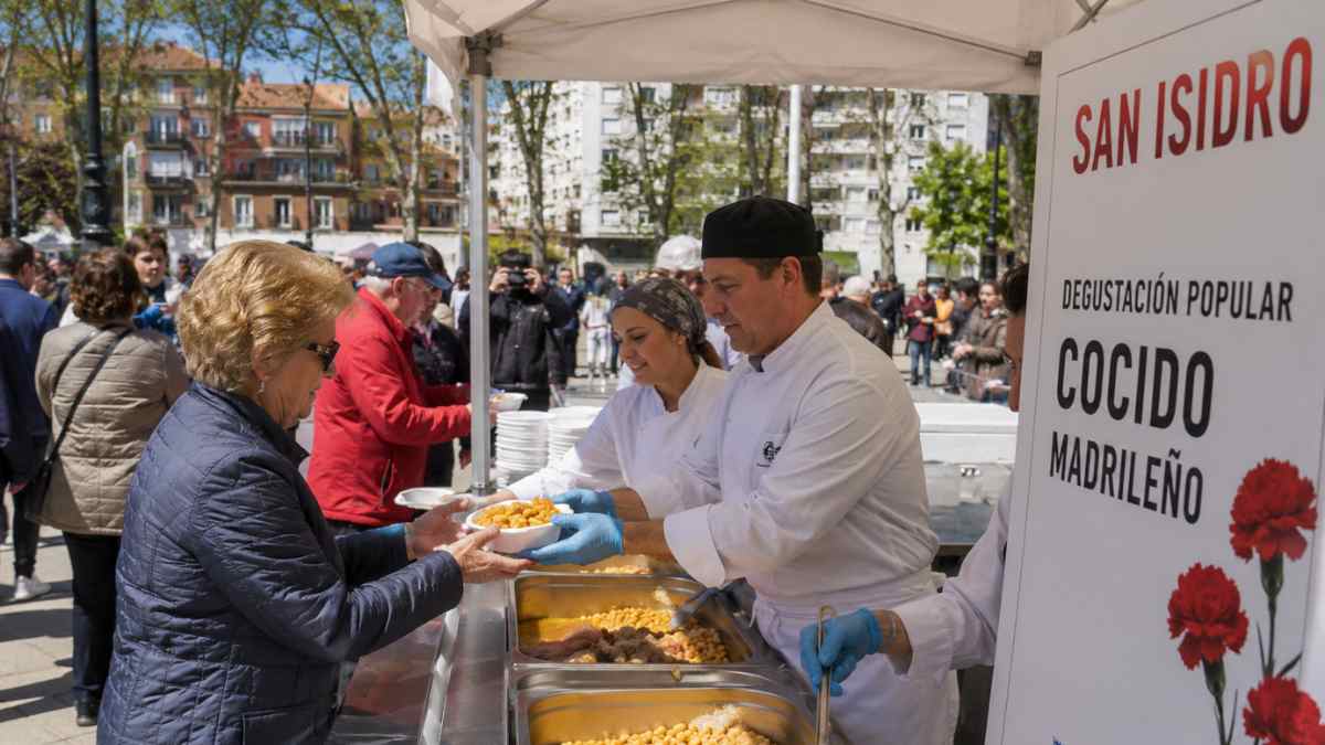 Degustación popular de cocido madrileño gratis durante las fiestas de San Isidro en Madrid