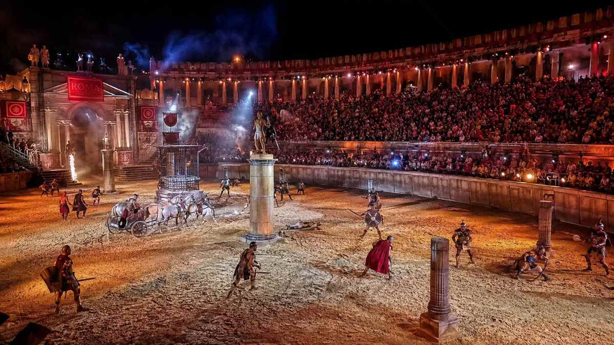 Combate de gladiadores en un anfiteatro romano durante el espectáculo Roma: Combates Prohibidos en Madrid
