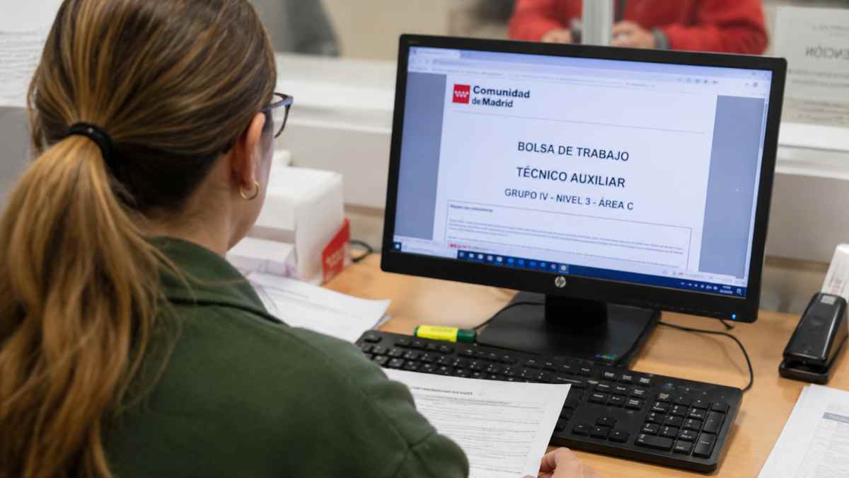 Trabajadora consultando la bolsa única de Técnico Auxiliar de la Comunidad de Madrid para empleo público temporal