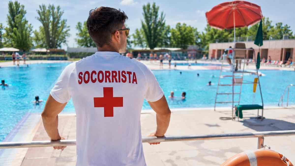 Socorrista vigilando una piscina pública en Madrid durante la temporada de verano