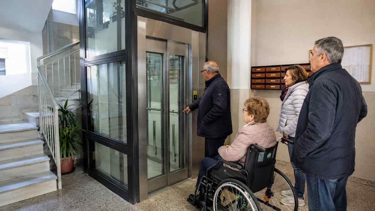 Comunidad de vecinos instala un ascensor para eliminar barreras arquitectónicas a personas mayores de 70 años