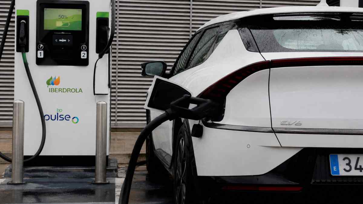 Coche eléctrico cargando en un punto de recarga tras recorrer 350 kilómetros por solo 5 euros