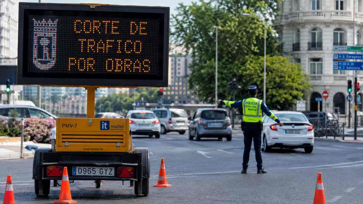 Cortes de tráfico en Madrid hoy con policía municipal regulando la circulación por obras y restricciones en el centro