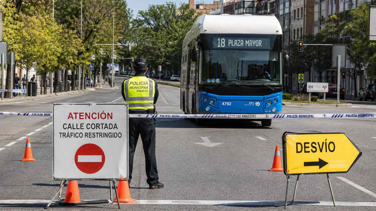 corte de tráfico en madrid con policía municipal y autobús emt desvío calles señalizadas