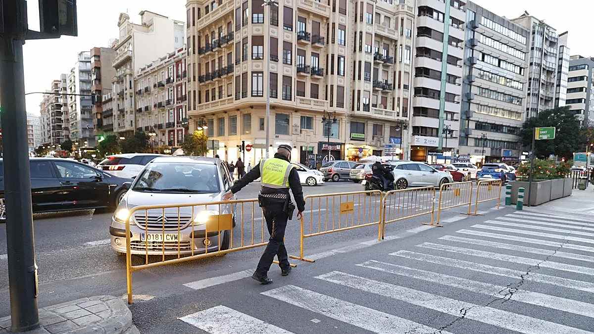 Policía regula el tráfico en una calle de Madrid durante los cortes de circulación por la visita del papa