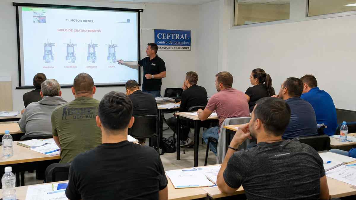 Alumnos durante un curso CAP Inicial de Mercancías subvencionado en Madrid impartido por CEFTRAL para conductores profesionales